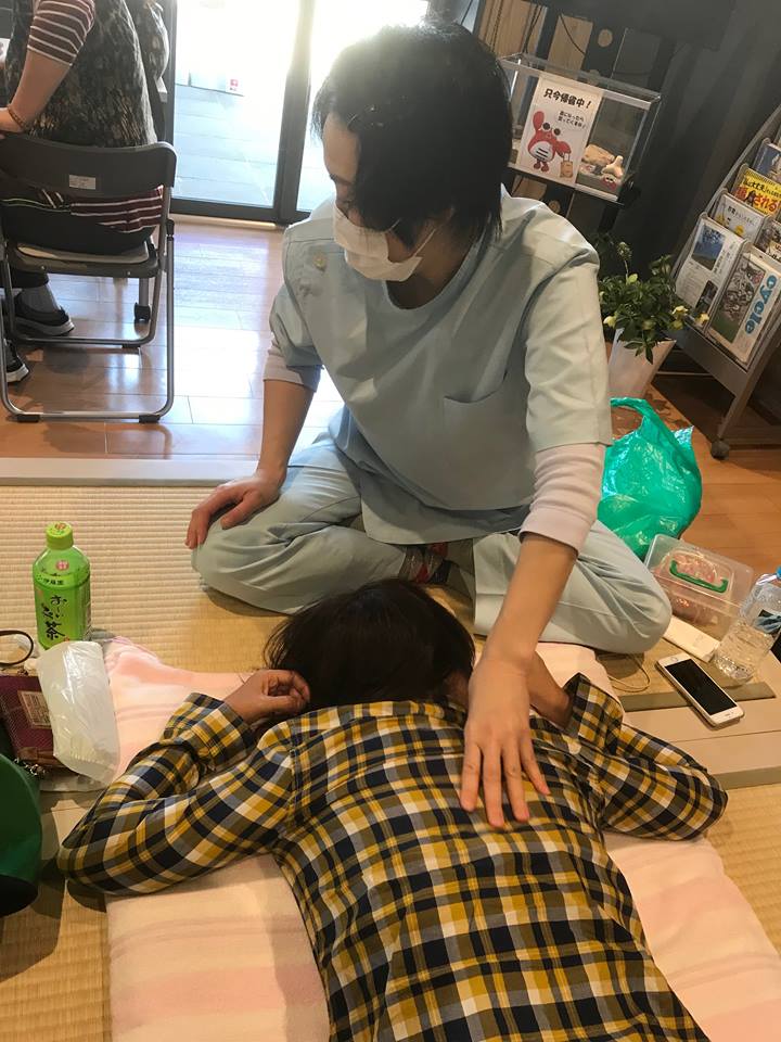 第11回 蟹江町マルシェ お試し整体の施術中