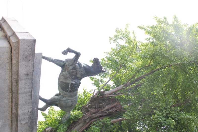 蟹江神明社　馬の銅像